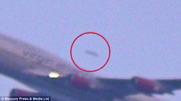UFO từ từ bay vượt m&aacute;y bay. Ảnh Dailymail