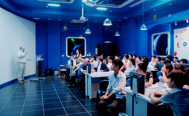 TS. Vladimir KONDAKOV giới thiệu với sinh vi&ecirc;n những kiến thức cơ bản về ng&agrave;nh c&ocirc;ng nghiệp hạt nh&acirc;n của Nga