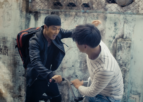 H&ugrave;ng Ali (Ưng Ho&agrave;ng Ph&uacute;c) vốn l&agrave; một g&atilde; l&ocirc;ng b&ocirc;ng, bụi bặm, mưu sinh bằng nghề trộm cắp 