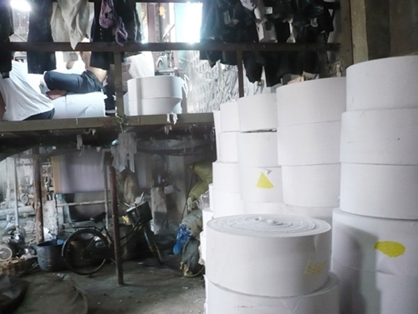 D&ugrave;ng giấy vệ sinh sai c&aacute;ch hoặc d&ugrave;ng giấy vệ sinh bẩn c&oacute; thể khiến chị em mắc bệnh phụ khoa