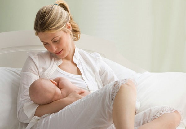 Phụ nữ c&oacute; con muộn cũng c&oacute; nguy cơ mắc ung thư v&uacute; 