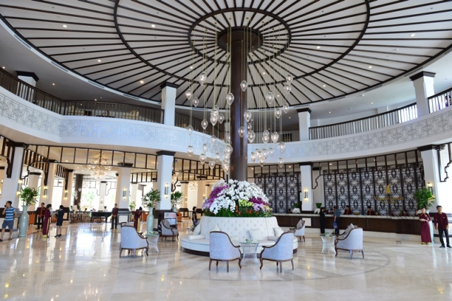 Đẳng cấp 5 sao của Vinpearl được thể hiện trong từng chi tiết nhỏ nhất, từ những dãy ghế nghỉ theo phong cách cổ điển đến các chùm đèn lộng lẫy...