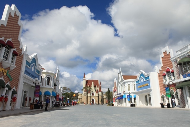 Và chắc chắn, không du khách nào có thể bỏ qua “thế giới thần tiên” đầy mê hoặc mang tên Vinpearl Land. Với quy mô lớn và hiện đại bậc nhất tại Phú Quốc, nơi có hàng trăm trò chơi cảm giác mạnh độc đáo, thủy cung với hàng chục ngàn sinh vật biển và những chú chim cánh cụt, sân khấu nhạc nước... Vinpearl Land Phú Quốc chính là địa chỉ giải trí tuyệt vời nhất trên đảo.