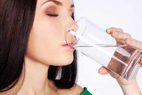 Trị mụn nhanh hơn từ việc bổ sung nhiều nước cho cơ thể