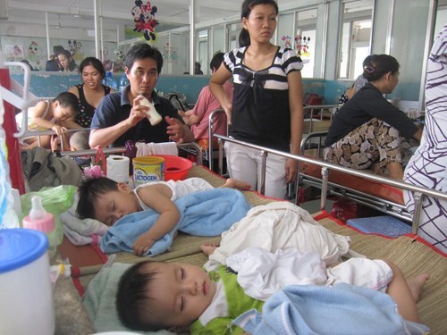 C&aacute;c b&aacute;c sĩ khuyến c&aacute;o, cha mẹ n&ecirc;n ngay lập tức đưa trẻ đến bệnh viện nếu trẻ lỡ uống nhầm nước tro t&agrave;u