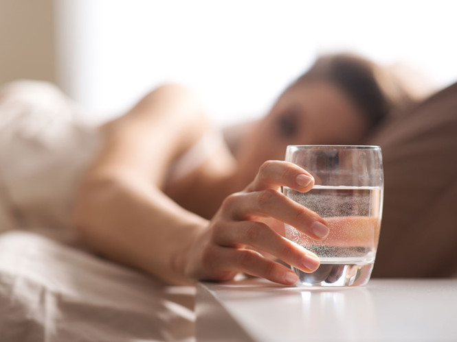 4 l&yacute; do n&ecirc;n uống nước trước khi đi ngủ