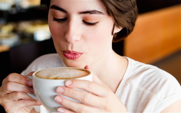 Uống c&agrave; ph&ecirc; c&oacute; thể  g&acirc;y ra h&ocirc;i miệng