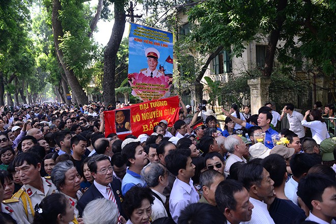 Thời gian viếng Đại tướng V&otilde; Nguy&ecirc;n Gi&aacute;p được r&uacute;t ngắn xuống 1 ng&agrave;y, đến hết ng&agrave;y 10.10 l&agrave; kết th&uacute;c.