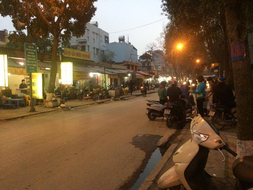 Hiện trường xảy ra vụ x&ocirc; x&aacute;t giữa l&aacute;i xe &ocirc; t&ocirc; v&agrave; nam thanh ni&ecirc;n đi xe m&aacute;y