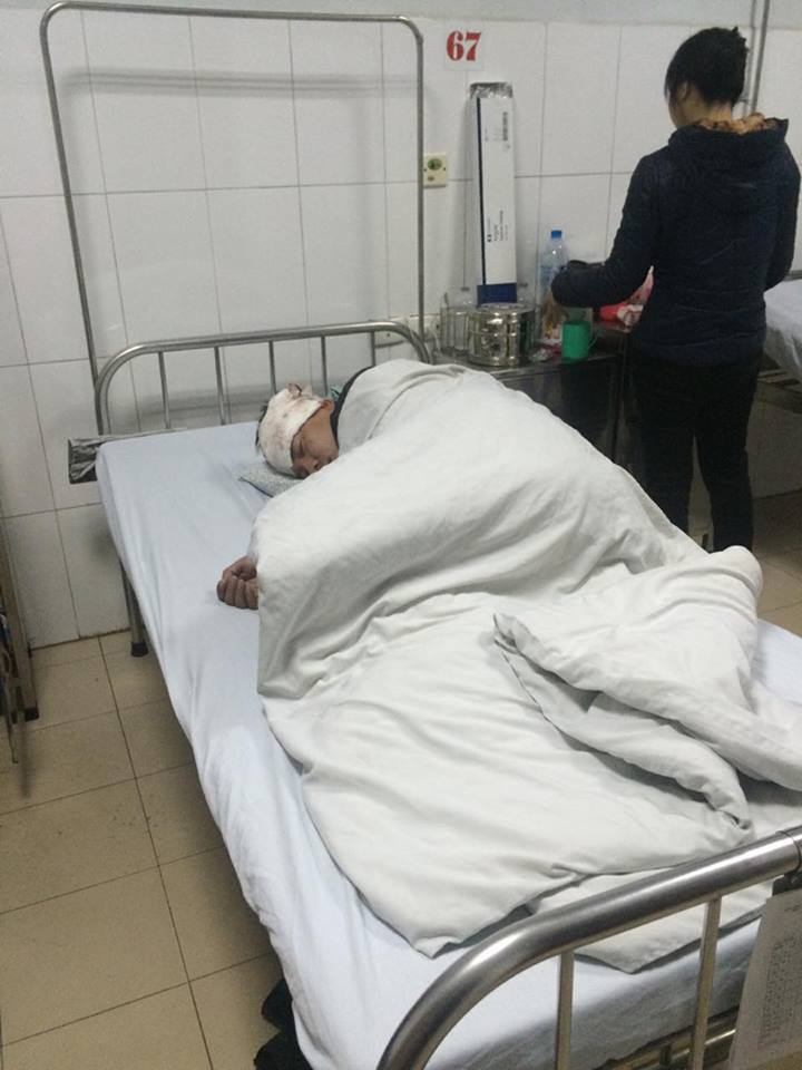Nam thanh ni&ecirc;n đi xe m&aacute;y bị thương đang cấp cứu tại bệnh viện