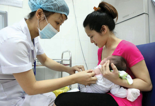 Vắc xin miễn ph&iacute; c&oacute; an to&agrave;n như vắc xin dịch vụ?