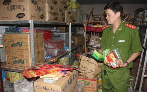 H&agrave;ng trăm th&ugrave;ng b&aacute;nh kẹo nh&aacute;i bị ph&aacute;t hiện tại cơ sở sản xuất b&aacute;nh kẹo bằng bột ca cao phế phẩm