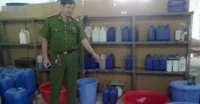 C&aacute;c can hương liệu  tr&aacute;i c&acirc;y, sữa, c&agrave; ph&ecirc;... phế phẩm bị ph&aacute;t hiện