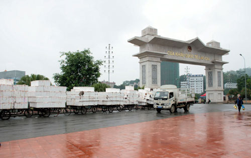&Ugrave;n &ugrave;n những xe vải thiều xuất ngoại sang Trung Quốc
