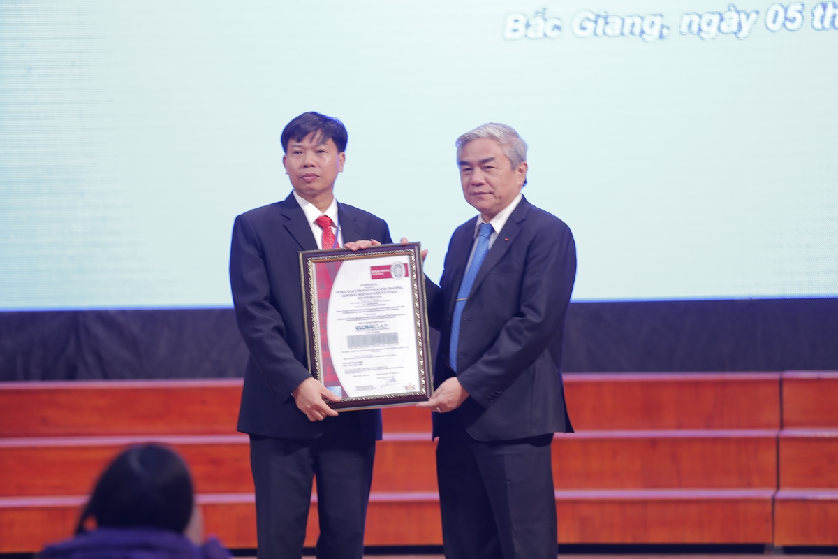 Bộ trưởng Nguyễn Quận đ&atilde; trao bằng chứng nhận m&ocirc; h&igrave;nh chăm s&oacute;c vải thiều đạt ti&ecirc;u chuẩn GlobalGAP cho Sở Khoa học v&agrave; C&ocirc;ng nghệ tỉnh Bắc Giang.