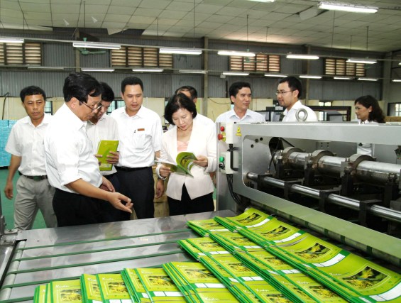 D&acirc;y chuyền sản xuất hiện đại của C&ocirc;ng ty Văn ph&ograve;ng phẩm Hồng H&agrave;