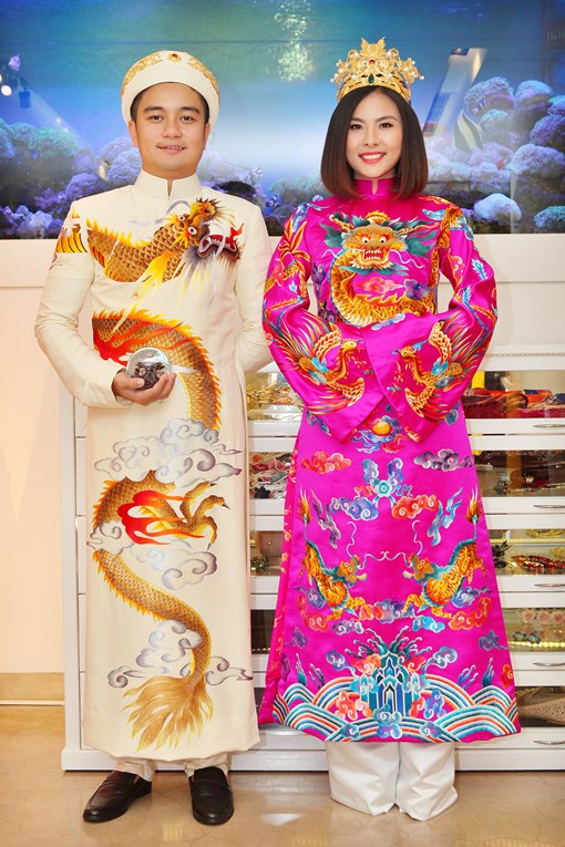 V&acirc;n Trang khoe trang phục cưới &lsquo;khủng&rsquo; khiến kh&aacute;n giả ngỡ ng&agrave;ng
