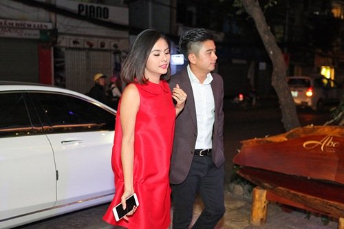 V&acirc;n Trang khoe trang phục cưới &lsquo;khủng&rsquo; khiến kh&aacute;n giả ngỡ ng&agrave;ng