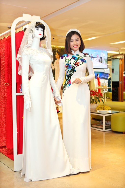 V&acirc;n Trang được &ocirc;ng x&atilde; tương lai đưa đi thử đồ cưới