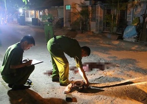 Cơ quan c&ocirc;ng an đang l&agrave; c&ocirc;ng t&aacute;c kh&aacute;m nghiệm hiện trường sau vụ tai nạn giao th&ocirc;ng