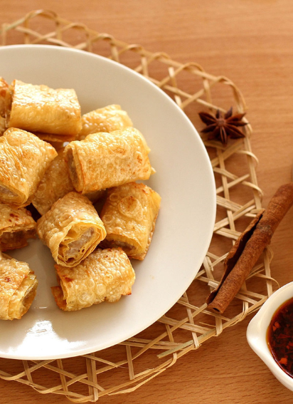 Ăn váng đậu cuộn thịt chiên kèm tương sa tế cay