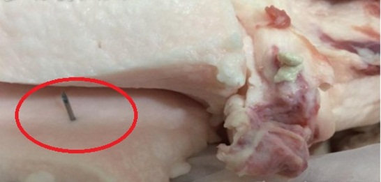 Vật thể lạ m&agrave; &ocirc;ng Trương ph&aacute;t hiện trong miếng thịt lợn d&agrave;i khoảng 2cm, giống như ống kim ti&ecirc;m