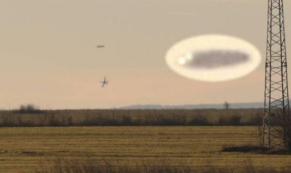 Hai chiến đấu cơ truy đuổi theo vật thể lạ nghi UFO Hai chiến đấu cơ truy đuổi theo vật thể lạ nghi UFO