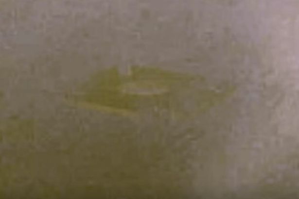Vật thể lạ nghi l&agrave; UFO h&igrave;nh kim cương đen