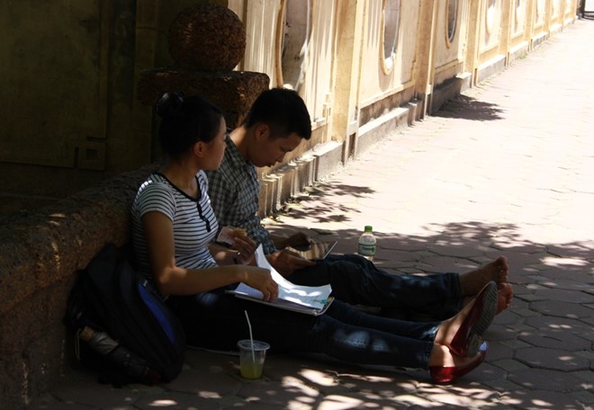 Hai bạn trẻ tranh thủ ôn bài Hai bạn trẻ tranh thủ ôn bài