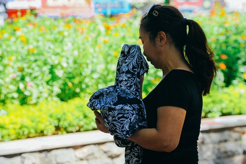 Vật vã chờ đợi con trong nắng nóng Vật vã chờ đợi con trong nắng nóng