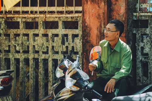 Một phụ huynh đợi cháu gái đi thi trong cái nắng khủng khiếp Một phụ huynh đợi cháu gái đi thi trong cái nắng khủng khiếp