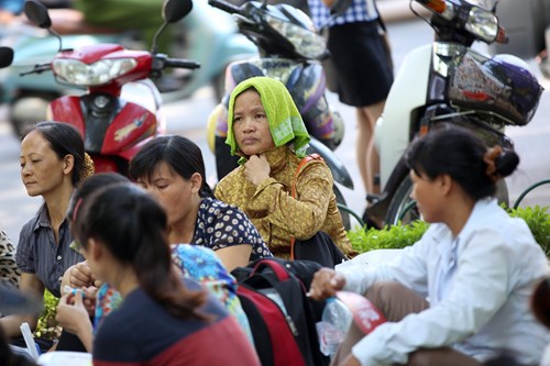 Những người mẹ từ các vùng ngoại thành Hà Nội chờ con làm bài thi trong âu lo Những người mẹ từ các vùng ngoại thành Hà Nội chờ con làm bài thi trong âu lo