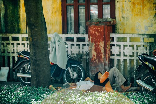 Người cha ngủ ngay dưới gốc một tán phượng trong sân trường. Hai cha con đã phải thức dậy từ 4 giờ sáng để kịp đi từ Đông Anh vào Hà Nội dự thi Người cha ngủ ngay dưới gốc một tán phượng trong sân trường. Hai cha con đã phải thức dậy từ 4 giờ sáng để kịp đi từ Đông Anh vào Hà Nội dự thi