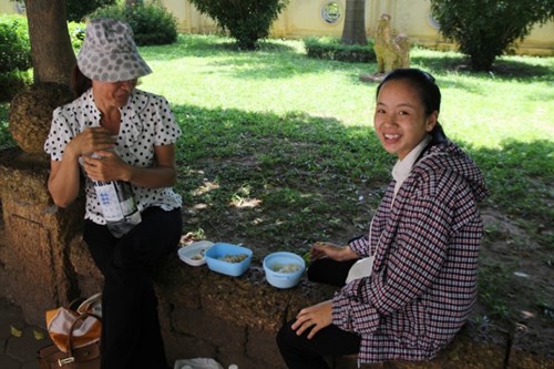 Mẹ, con và bữa cơm đạm bạc sau buổi thi trong khuôn viên Đại học Sư phạm Hà Nội Mẹ, con và bữa cơm đạm bạc sau buổi thi trong khuôn viên Đại học Sư phạm Hà Nội