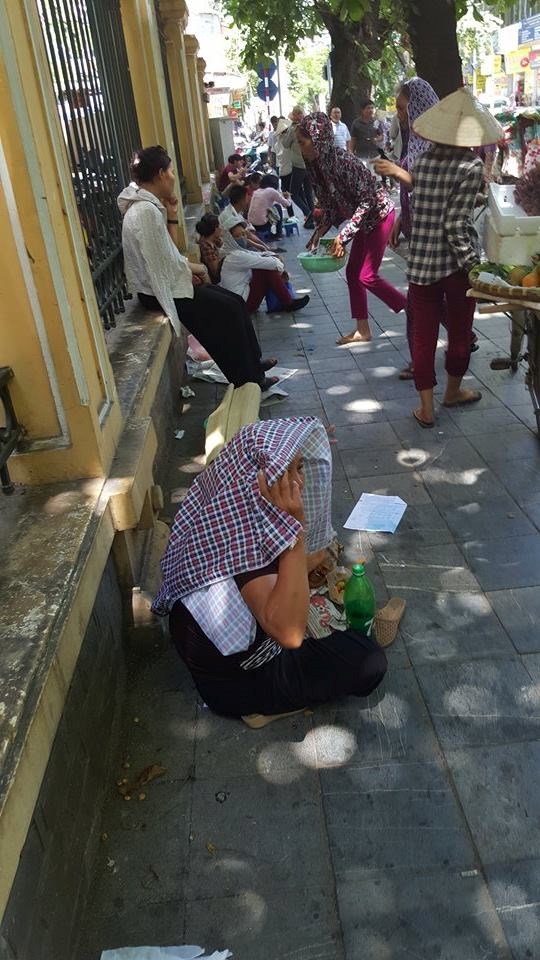 Mỗi người một cách tránh nắng cho bản thân. Từ dùng áo trùm lên đầu để tránh nắng nóng...