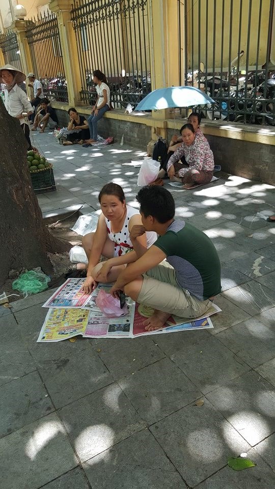 Hay vừa sử dụng ô vừa dùng áo chống nắng và tận dụng bóng cây cổ thụ.