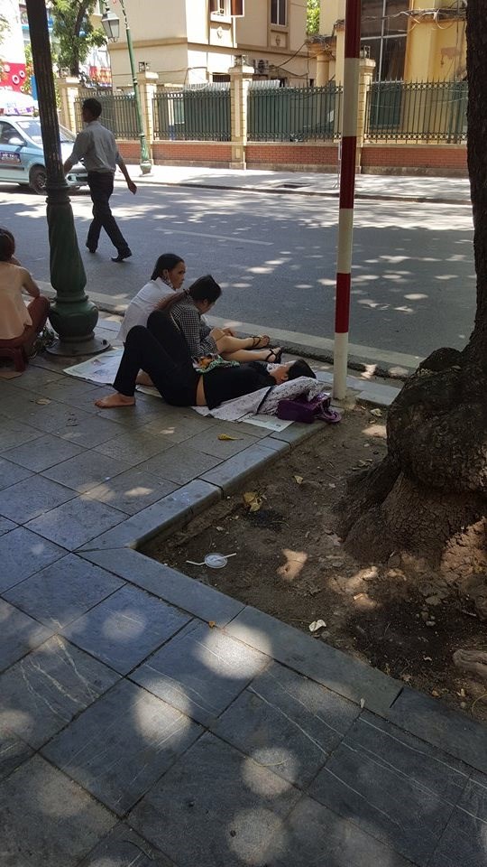 Nhưng lại có nhiều người trải báo nằm ra tận vệ đường rất nguy hiểm.
