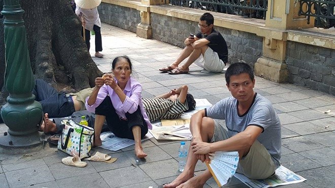 Người phụ nữ này cùng con trai bắt xe từ Vĩnh Phúc lên Hà Nội để khám tại bệnh viện K sáng nay, bữa ăn qua loa, chỗ nghỉ tạm bợ để tránh nắng và chờ kết quả xét nghiệm của bệnh viện trong chiều nay trong tâm trạng phấp phỏng, lo lắng khiến bà cảm thấy càng thêm mệt mỏi. 