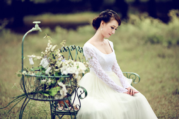 Chọn v&aacute;y cho c&ocirc; d&acirc;u c&oacute; chất liệu ren vừa tạo đường n&eacute;t tr&ecirc;n cơ thể lại mang lại cảm gi&aacute;c thoải m&aacute;i khi mặc