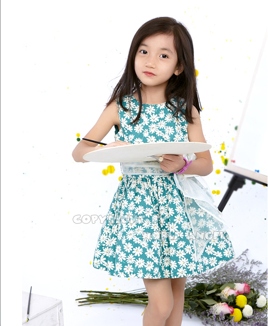 Duy&ecirc;n d&aacute;ng với mẫu v&aacute;y liền họa tiết hoa văn đơn giản d&agrave;nh cho b&eacute;