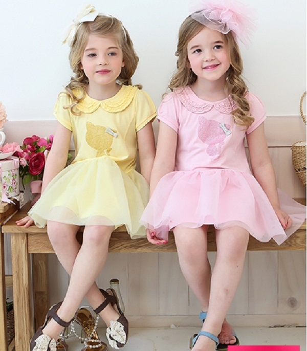 C&aacute;c b&eacute; g&aacute;i tr&ocirc;ng như những n&agrave;ng c&ocirc;ng ch&uacute;a nhỏ với v&aacute;y voan liền th&acirc;n 