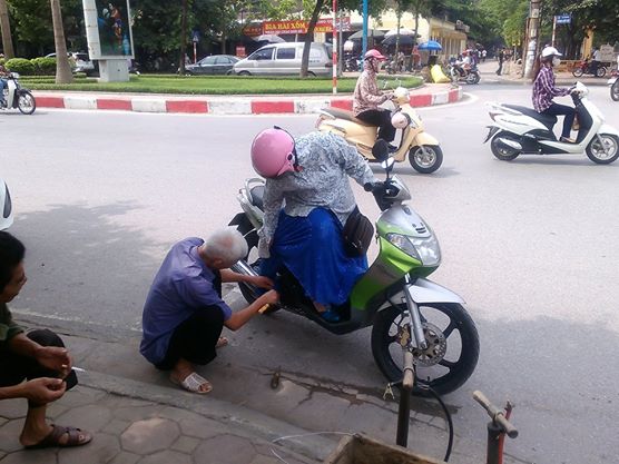Nhiều trường hợp v&aacute;y chống nắng quấn v&agrave;o xe g&acirc;y tai nạn
