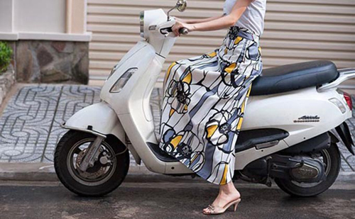 V&aacute;y d&ugrave;ng chống nắng nhưng lại rất nguy hiểm khi đi xe m&aacute;y