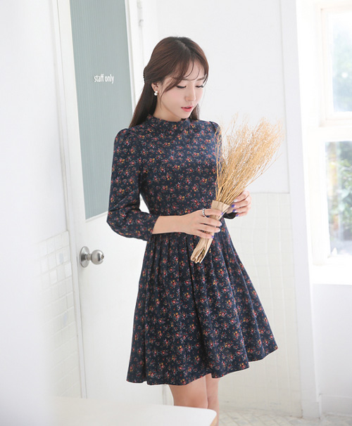 Trang phục v&aacute;y hoa 20/10