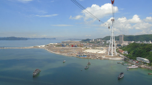 Trải nghiệm với tuyến cáp treo Nữ hoàng, du khách thỏa sức ngắm nhìn quang cảnh vịnh Hạ Long từ trên cao trong vòng 15 phút. Ảnh Thanh Niên