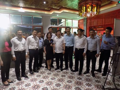 Các đồng chí lãnh đạo Trung ương và địa phương tại buổi khai trương. Ảnh Xây Dựng