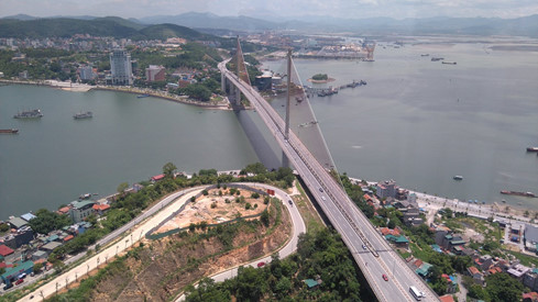 Cầu Bãi Cháy và vịnh Cửa Lục nhìn từ trên vòng quay Mặt Trời vào ban ngày. Ảnh Thanh Niên 