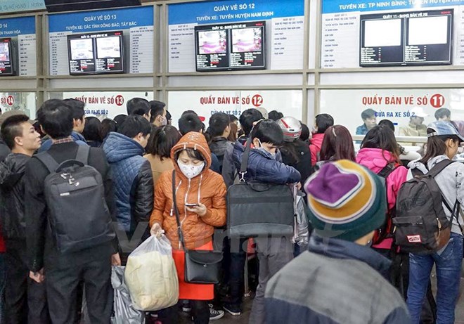 Nhiều h&agrave;nh kh&aacute;ch lo sợ nh&agrave; xe &ldquo;h&eacute;t&rdquo; gi&aacute; n&ecirc;n đ&atilde; thực hiện đ&uacute;ng quy định mua v&eacute; tại bến. Ảnh: VietnamPlus