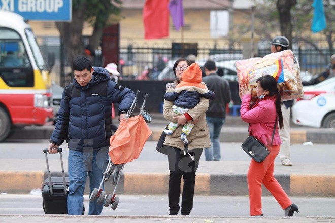 H&agrave;nh kh&aacute;ch lỉnh k&igrave;nh đồ đạc về qu&ecirc; ăn Tết Nguy&ecirc;n đ&aacute;n 2016. Ảnh: VietnamPlus