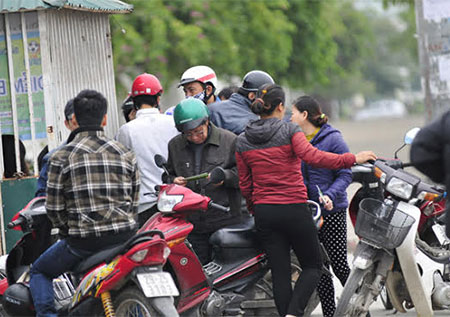 Gi&aacute; v&eacute; tr&acirc;n b&aacute;n kết lượt về qu&aacute; cao khiến nhiều người h&acirc;m mộ ngậm ng&ugrave;i ra về